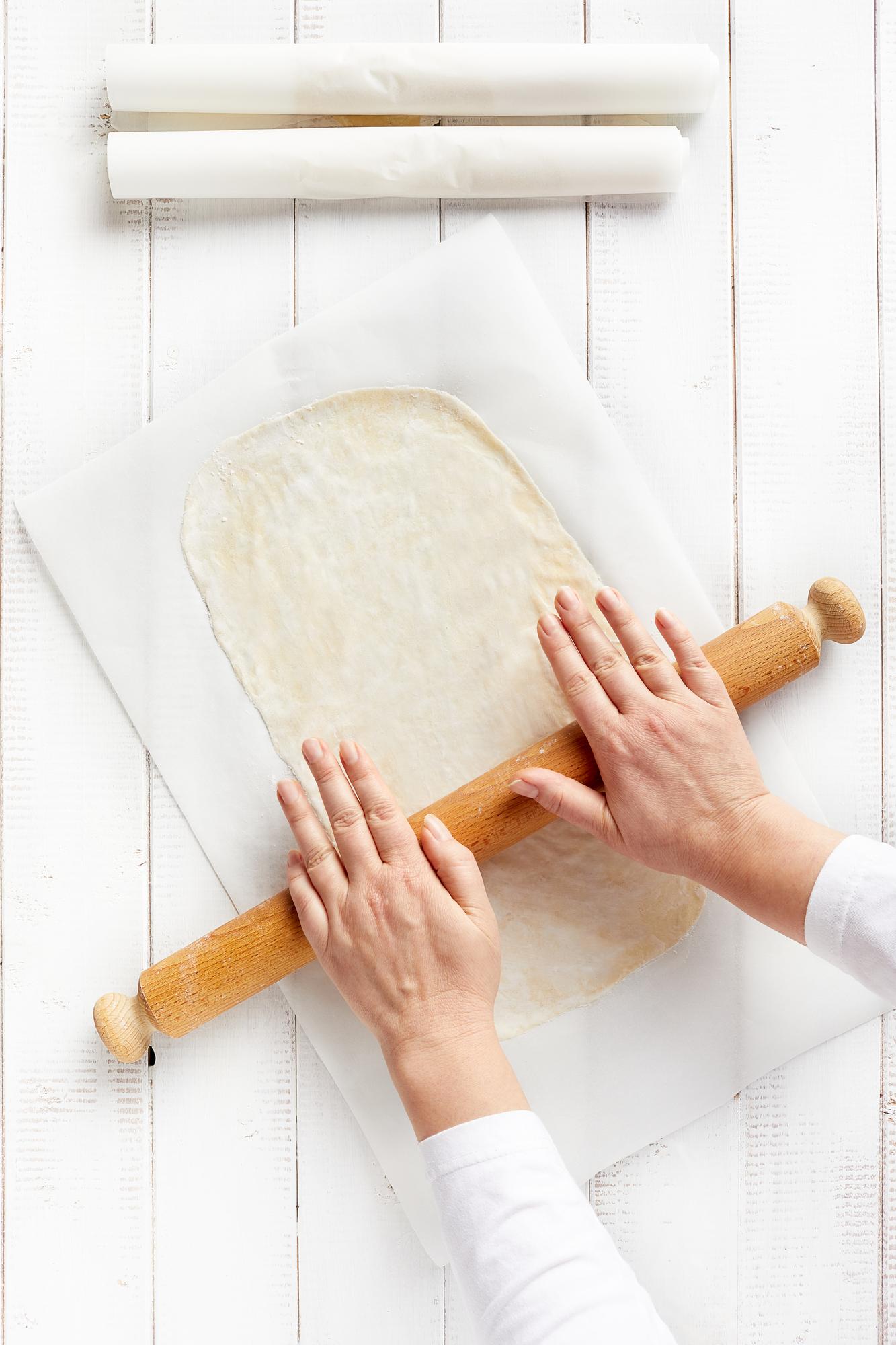 Mani che laminano la pasta sfoglia