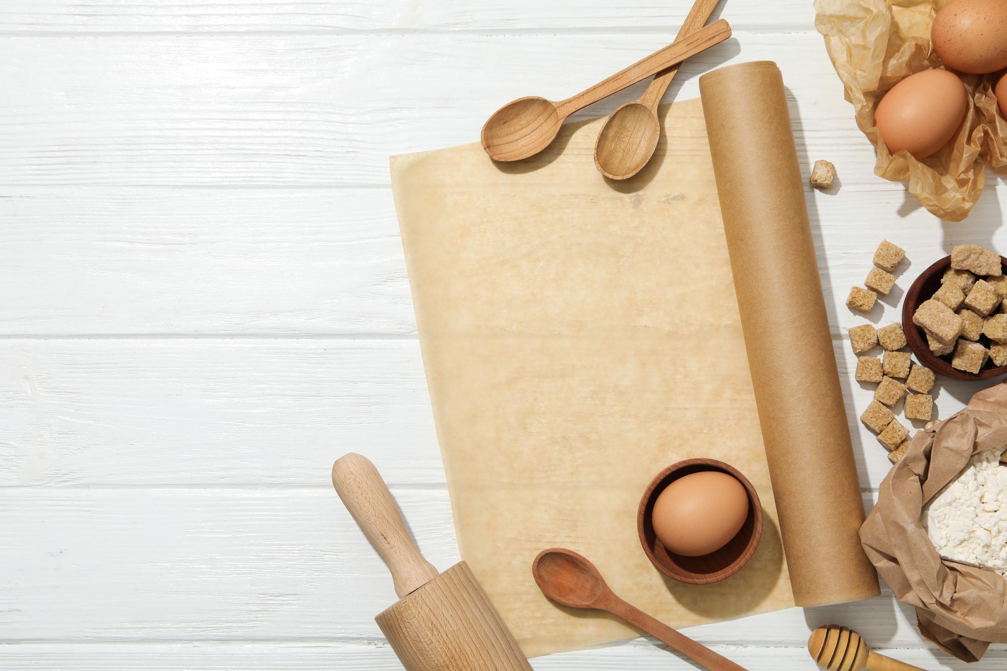 Set di utensili e ingredienti su carta kraft